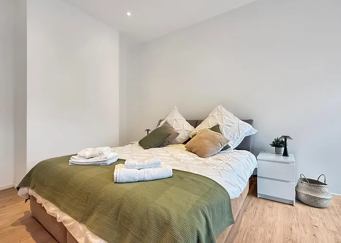 Rbj Immobilien *